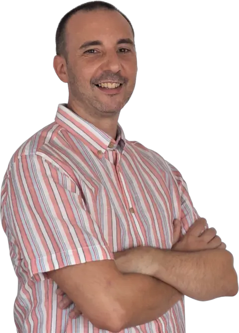 Víctor Puiggròs, con los brazos cruzados y sonriendo